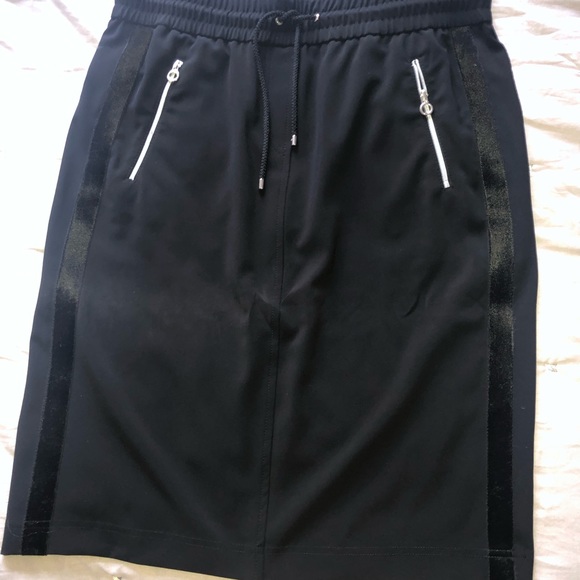 Elegant black skirt - Picture 3 of 5